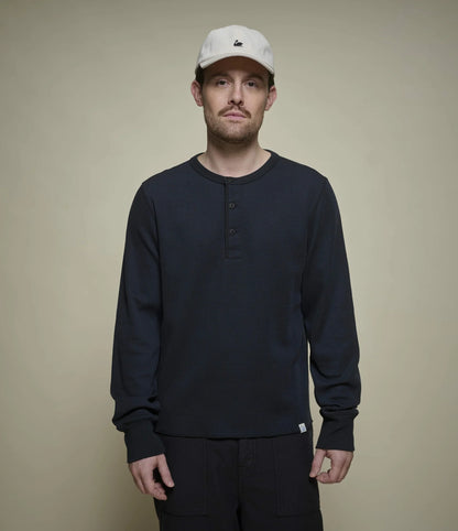 DIAMOND-PATTERNED COTTON THERMAL HENLEY- BLACK